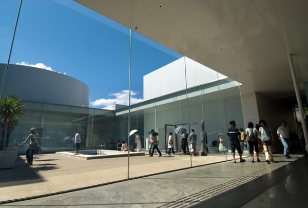 金沢21世紀美術館は大人気