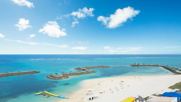 透明度抜群の白砂ビーチ（写真提供：シェラトン沖縄サンマリーナリゾート）