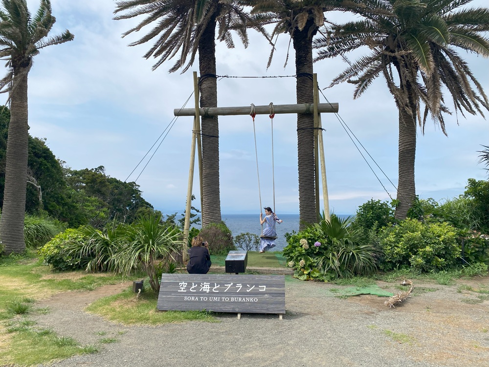 空と海とブランコ