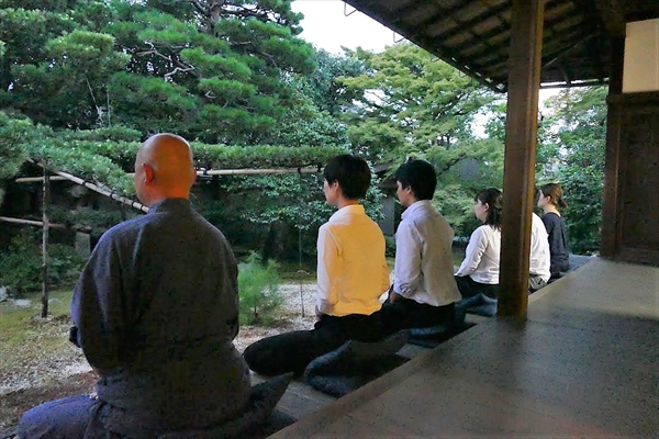 京都で開催されている「夜空の坐禅」は、仕事帰りの社内イベントにおすすめ！