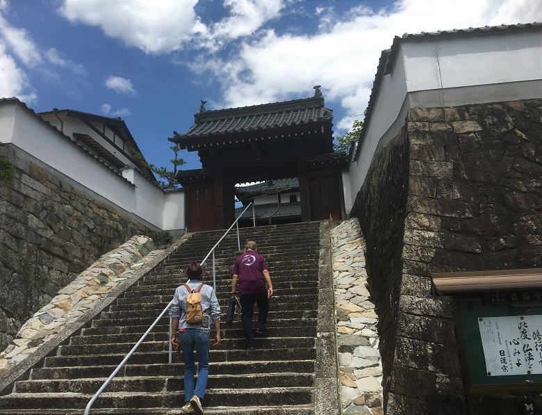 城塞のように見えるお寺