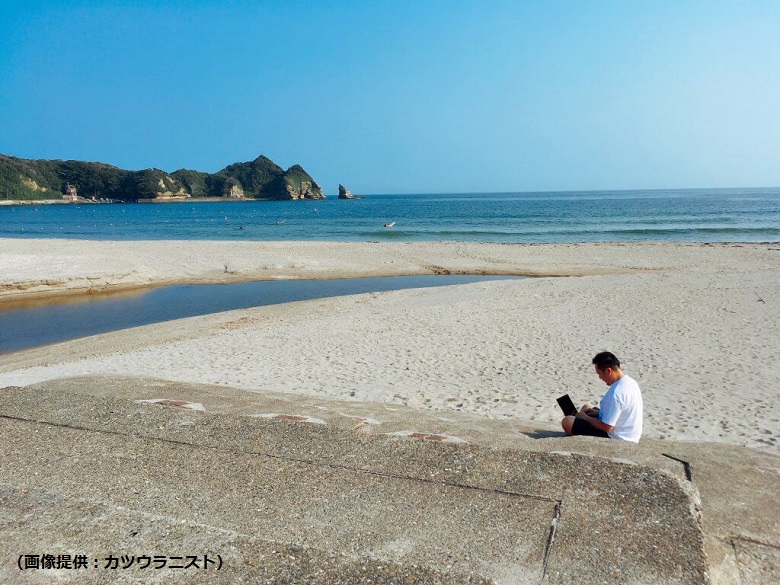 勝浦でリモートワーク中の小山さん