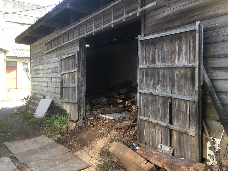 松の湯の薪小屋