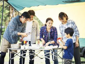 キャンプを楽しむ人たち