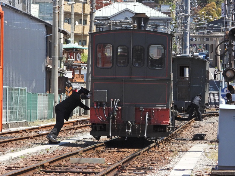 人力で方向転換する坊ちゃん列車