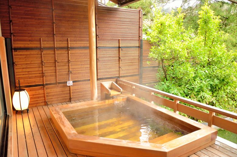 金沢社員旅行は、温泉旅館を選びたい。豪華露天風呂で、日頃の慰安旅行に
