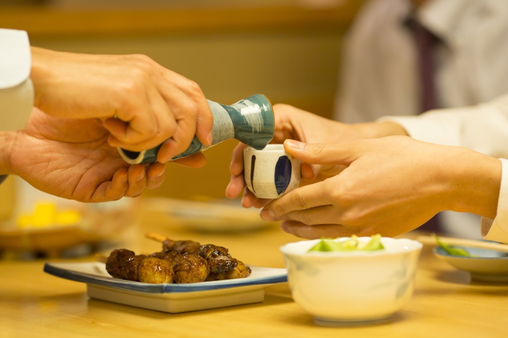 宴会芸やお酌の強要をやめる