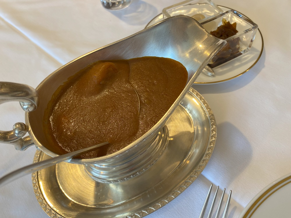 富士屋ホテル伝統のレシピで作られる「チキンカレー」