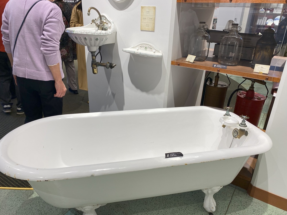 ネコ足のバスタブも展示